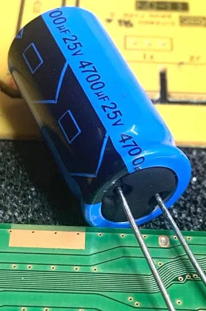 condensatore 4700uf 25v  Condensatore Elettrolitico Ø16x35mm